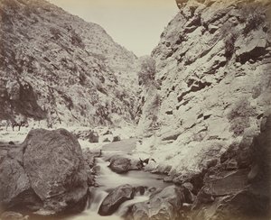 Scherpe bocht in de kloof [onder Ali Masjid], een zeer ruig stuk, circa 1879 door John Burke