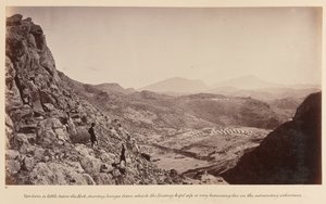 Uitzicht vanaf iets onder het fort, toont Sunga van waaruit de vijand een zeer hinderlijk vuur op de oprukkende colonnes hield, 1878 door John Burke
