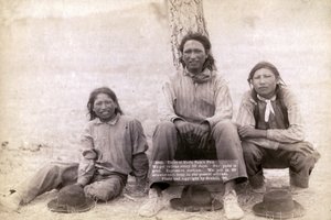 Drie Lakota tienerjongens in westerse kleding, 1891
