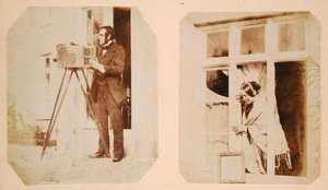 Zelfportret links en Emma Thomasina Llewelyn (1808-81) die een papieren negatief in de zon afdrukt rechts door John Dillwyn Llewelyn