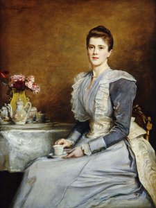 Portret van mevrouw Joseph Chamberlain, zittend aan een theetafel, gekleed in een grijze en witte jurk