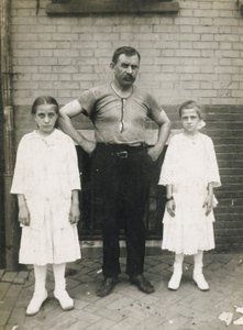 Een arbeider en zijn dochters, Kensington, Philadelphia door John Frank Keith