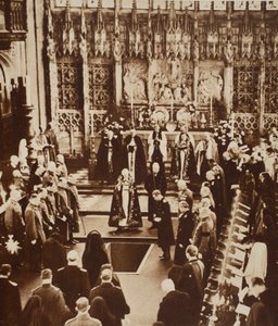 Koning Edward VIII strooit aarde op de kist van zijn vader, 1936