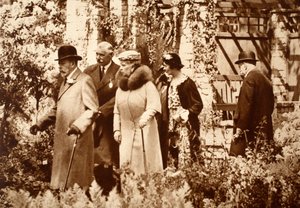 Koning George en koningin Mary op de Chelsea Flower Show, jaren 1930 door John Hill