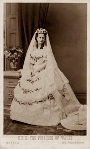 Prinses Alexandra van Denemarken in haar trouwjurk voor haar huwelijk met de Prins van Wales, de toekomstige Koning Edward VII door John Jabez Edwin Paisley (after) Mayall
