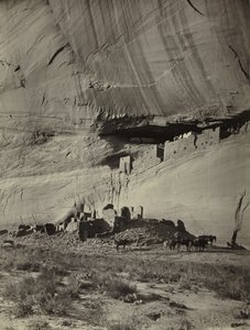Ruïnes van rotswoningen, Cañon de Chelly, Arizona door John K. Hillers