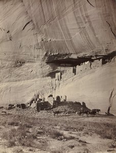 Ruïnes van klifwoningen, Cañon de Chelly, Arizona, ca. 1879-1881 door John K. Hillers