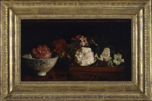Bloemen in Japanse Schaal op Mahoniehouten Tafel door John La Farge or Lafarge