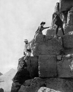Beklimming van de grote piramide van Cheops in Gizeh, Egypte, ca. 1890 (zw/w foto)