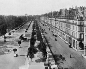 Rivoli-straat in Parijs, links: Tuilerieën-tuin, op de achtergrond: Arc de Triomphe, ca. 1900 (zwart-wit foto)