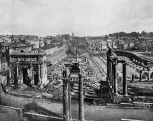 Het forum in Rome met ruïnes van oude monumenten: boog van Septimius Severus (l), zuilen van de Saturnus-tempel (r) en zuilen van de Vespasianus-tempel (c, voorgrond) (zwart-wit foto)