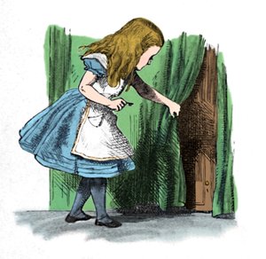 Alice kijkt naar een kleine deur achter een gordijn, 1889 door John Tenniel