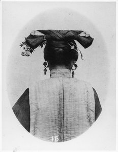 Achteraanzicht van Coiffure van getrouwde Manchu matrone, c.1867-72