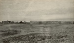 Fort, vermoedelijk Fort Mosselstein van de VOC in Band-e Charak bij Bandar-e Lengeh in Iran door John Thomson