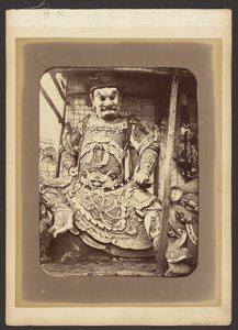 [Standbeeld van Chinese figuur]. door John Thomson