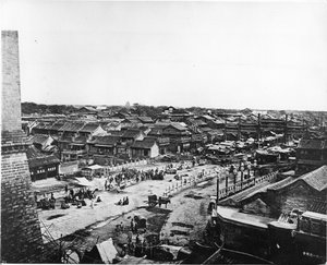 Uitzicht op de Centrale Straat in de Chinese wijk van Peking, ca. 1870