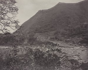 Uitzicht op de Grote Muur, China, ca. 1871 door John Thomson