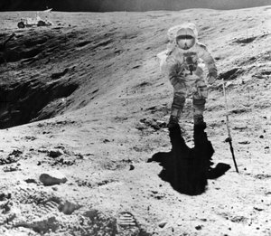 Charles Duke verzamelt monsters op de Descartes-landingsplaats tijdens de Apollo 16-missie