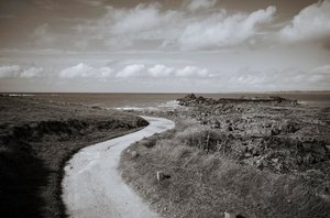 Locquirec in Bretagne en La Roche Tombee, vallend gesteente, 2022 (foto)