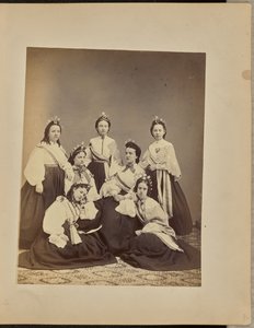 [Groepsportret van vrouwen met kronen en sjerpen]. door Jordan H. Abbott