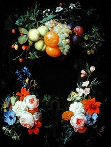 Sinaasappels, perziken, druiven, pruimen, aardbeien, frambozen en ander fruit met rozen, kamperfoelie en andere bloemen