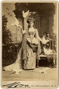 Alva Vanderbilt, in kostuum voor haar bal in 1883 (sepia print)