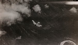 Album "Meine weltkriegs - Erinnerungen South-West Front (Karinthië, Italië, Zuid-Tirol) 31/03/1915-12/11/1918 - Josef Zohles Wenen": een Oostenrijks vliegtuig vliegt over door Josef Zohles