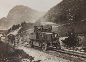 Album "Meine weltkriegs - Erinnerungen South-West Front (Karinthië, Italië, Zuid-Tirol) 31/03/1915-12/11/1918 - Josef Zohles Wenen": militaire voertuigen langs de