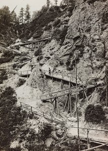 Album "Meine weltkriegs - Erinnerungen South-West Front (Karinthië, Italië, Zuid-Tirol) 31/03/1915-12/11/1918 - Josef Zohles Wien": houten loopbruggen naar de bergen door Josef Zohles