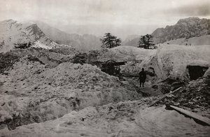 Album "Meine weltkriegs - Erinnerungen South-West Front (Karinthië, Italië, Zuid-Tirol) 31/03/1915-12/11/1918 - Josef Zohles Wien": loopgraven in de sneeuw van de door Josef Zohles