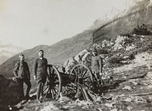 Album "Meine weltkriegs - Erinnerungen Zuidwestfront (Karinthië, Italië, Zuid-Tirol) 31/03/1915-12/11/1918 - Josef Zohles Wien": soldaten met kanon