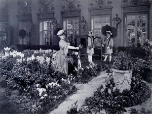Rejane (Gabrielle Charlotte Reyu, genoemd) (1856-1920), Franse comédienne die in een stoel aankomt om een baljurk te dragen in New York in 1905 door Joseph Byron