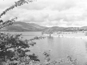 Uitzicht over Crummock Water met de heuvels op de achtergrond door Joseph Hardman