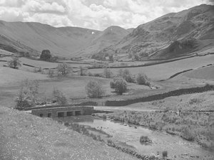 Brug over een rivier omringd door heuvels bij Martindale door Joseph Hardman