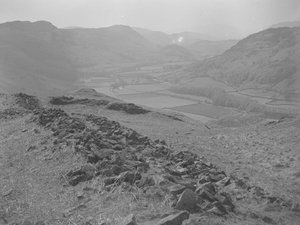 Uitzicht over een open vallei bij Hardknott met rotsblokken op de voorgrond door Joseph Hardman