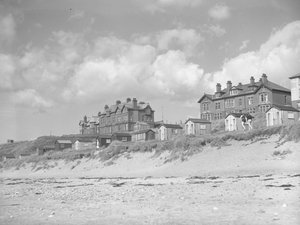 Uitzicht vanaf het strand van Silloth op strandhuisjes en huizen langs zee; zeegezicht;voorkant door Joseph Hardman