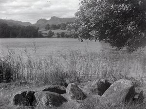 Uitzicht over Loughrigg Tarn, op de voorgrond enkele stenen in de grond door Joseph Hardman