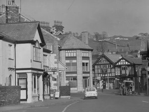 Uitzicht op straat in Windermere met Mini in de weg door Joseph Hardman