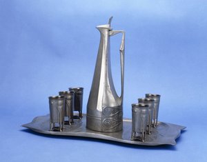 Een Edelzinn acht-delige tinnen drankset door Joseph Maria Olbrich