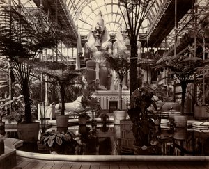 Het Crystal Palace in Londen: interieur van de noordelijke transept, ca. 1870 door Joseph Paxton