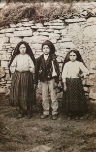 Heiligdom van Fatima. Lucia dos Santos en haar neven Francisco en Jacinta Marto. Onze-Lieve-Vrouw van Fatima. Portugal. door Joshua Benoliel