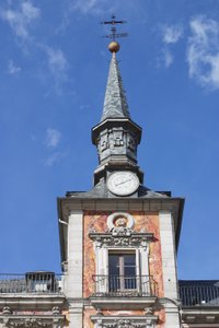 Toren van een van de huizen met balkon