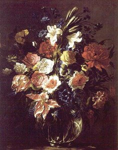 Lelies, pioenen, tulpen, korenbloemen en andere bloemen in een glazen vaas op een voetstuk door Juan de Arellano