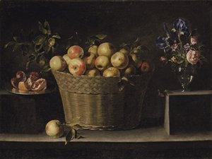Appels in een rieten mand, een granaatappel op een zilveren bord en bloemen in een glazen vaas