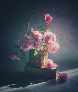 Mand met roze rozen door Judy Tseng