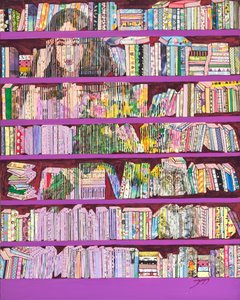 Kleurrijke vrouw bij de boekenkast