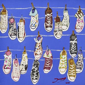 Kleurrijke hangende sneakers