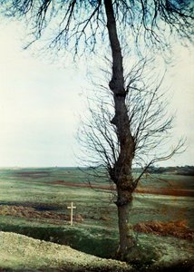 Een graf met verschillende doden langs de weg tijdens de Slag bij de Marne ten oosten van Parijs, september 1914 door Jules Gervais Courtellemont
