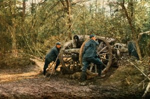 Drie Franse soldaten in het bos met een houwitser, Verdun, september 1916 door Jules Gervais Courtellemont