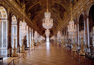 Architectuur: uitzicht op de Spiegelzaal in Versailles gerestaureerd door architect Jules Hardouin-Mansart en gebouwd van 1678 tot 1684. Kasteel van Versailles, Versailles door Jules Hardouin Mansart